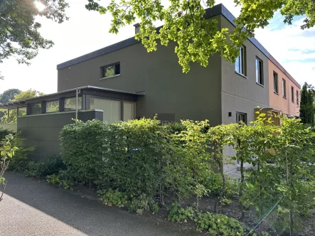 Hausansicht - Haus mieten in Nürnberg - Exklusives REH mit top Ausstattung, EBK und 2 Garagen in ruhiger und grüner Lage
