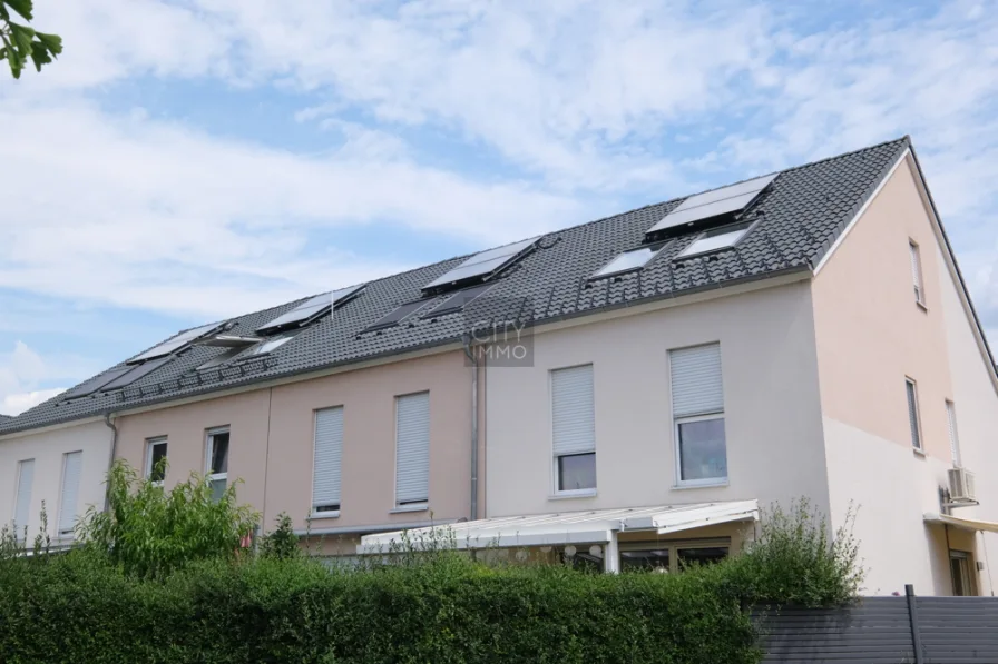 Hausansicht - Haus kaufen in Nürnberg - Modernes Reihenmittelhaus mit gehobener Ausstattung, Einbauküche, Garten und Garage in Rehhof