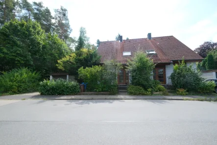 Hausansicht - Haus kaufen in Altdorf - Doppelhaushälfte mit großem Garten,  Garage und unverbaubarem Blick ins Grüne - Verkauf gegen Gebot