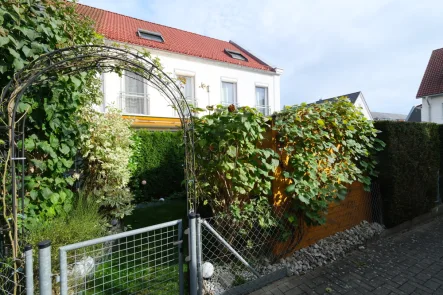 Rückansicht - Haus kaufen in Nürnberg / Röthenbach - Einziehen+Wohlfühlen - Top modernes und charmantes Reihenmittelhaus mit Wintergarten, EBK u. Carport