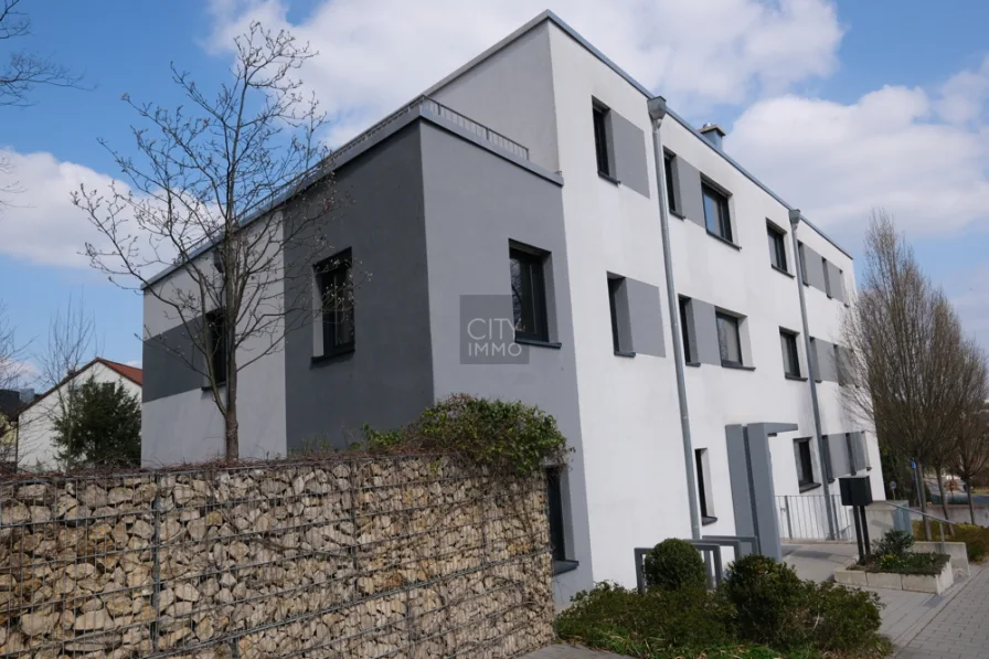 Hausansicht - Wohnung kaufen in Herzogenaurach - Moderne Maisonettenwohnung mit Terrasse, Gartenanteil, Einbauküche, TG-Platz sowie Aussenstellplatz