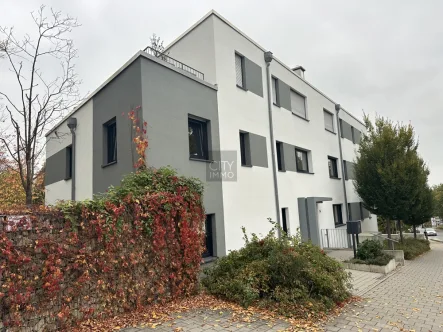 Hausansicht - Wohnung kaufen in Herzogenaurach - Moderne Maisonettenwohnung mit Terrasse, Gartenanteil, Einbauküche, TG-Platz sowie Aussenstellplatz