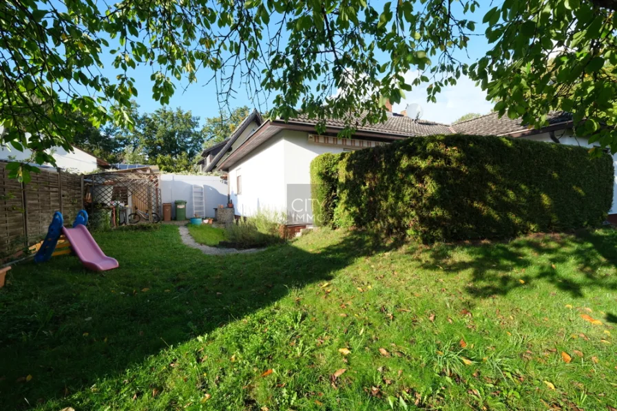 Hausansicht - Haus kaufen in Schwabach - Einfamilienhaus mit schönem Garten, Garage und Carport in familienfreundlicher und ruhiger Lage