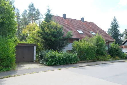 Hausansicht - Haus kaufen in Altdorf - Doppelhaushälfte mit großem Garten,  Garage und unverbaubarem Blick ins Grüne