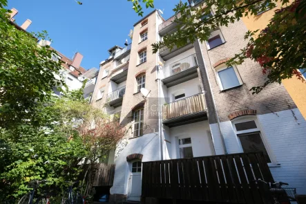 Hausansicht - Wohnung mieten in Nürnberg - Lichtdurchflutete Altbauwohnung mit Küchenzeile und  Balkon in Schoppershof