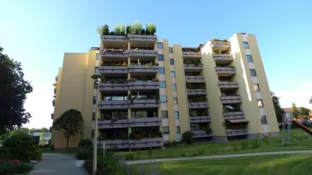 Hausansicht - Wohnung mieten in Nürnberg - Direkt am Kobergerplatz - 4-Zimmerwohnung mit Balkon, Küchenzeile und TG-Platz mit Blick ins Grüne