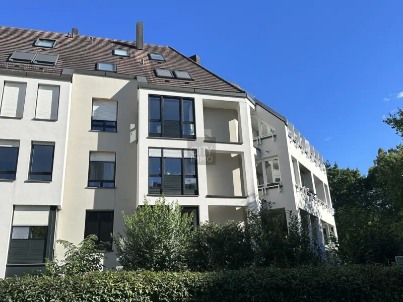 Hausansicht - Wohnung kaufen in Nürnberg - Top saniert: Exklusive 5-Zimmer Maisonette-Wohnung mit Blick ins Grüne am Wöhrder See - Stellplatz