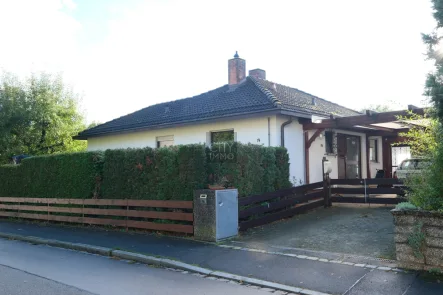 Hausansicht - Haus kaufen in Schwabach - Freies Einfamilienhaus mit schönem Garten, Garage u Carport in familienfreundlicher und ruhiger Lage