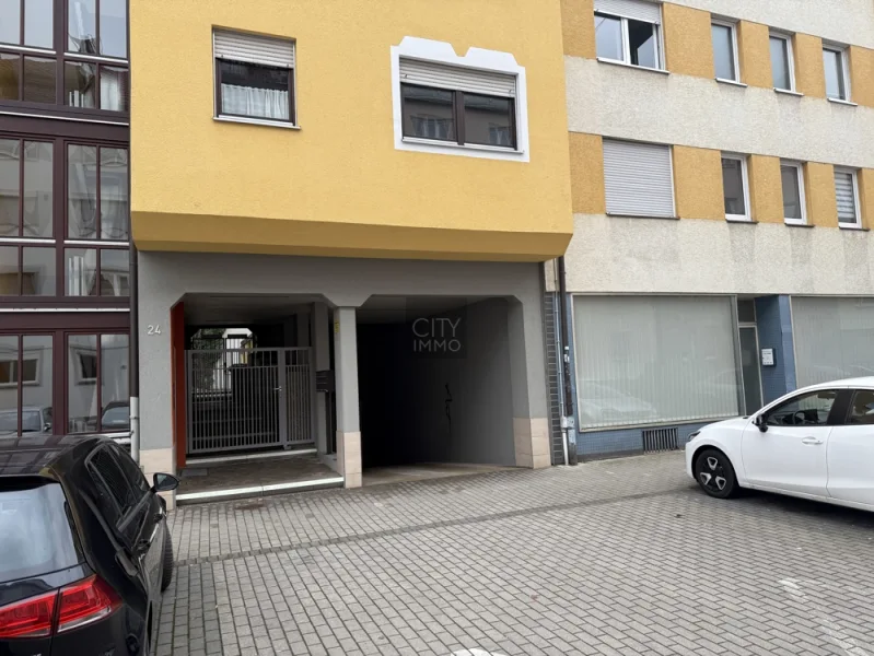 Zufahrt - Garage/Stellplatz kaufen in Nürnberg - Tiefgaragenstellplatz in Verkehrsberuhigter Lage - Maxfeldstraße