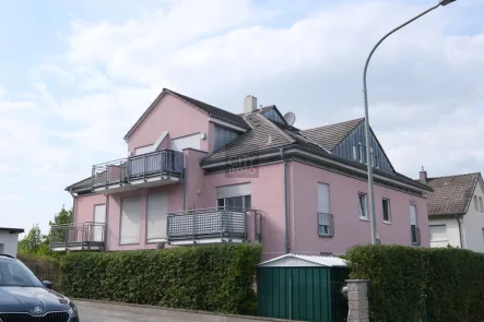 Hausansicht - Wohnung mieten in Weisendorf - Helle und moderne Dachgeschosswohnung mit Balkon, Stellplatz und Einbauküche in Weisendorf