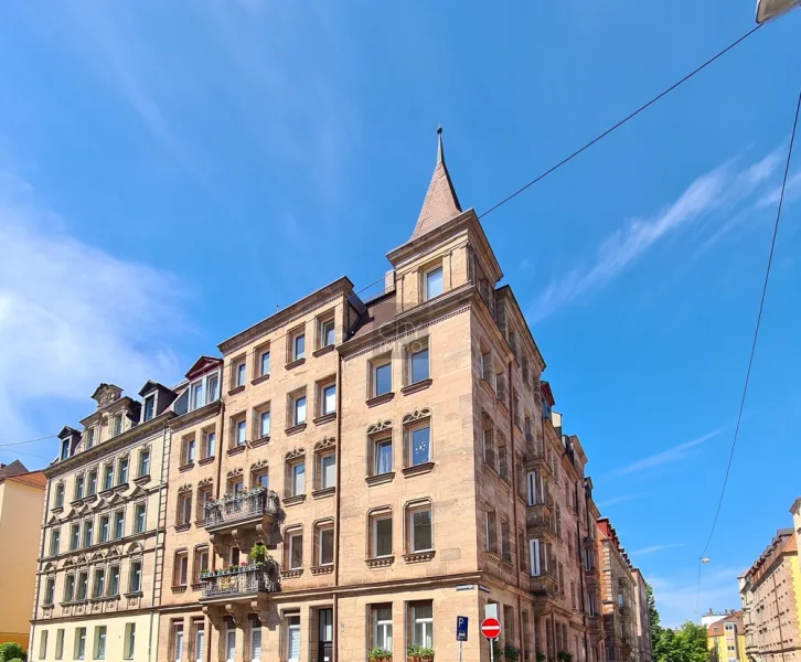 Hausansicht Straßenansicht - Wohnung mieten in Nürnberg - Reizvolle Altbauwohnung in toller Lage - Dachgeschosswohnung mit moderner Einbauküche