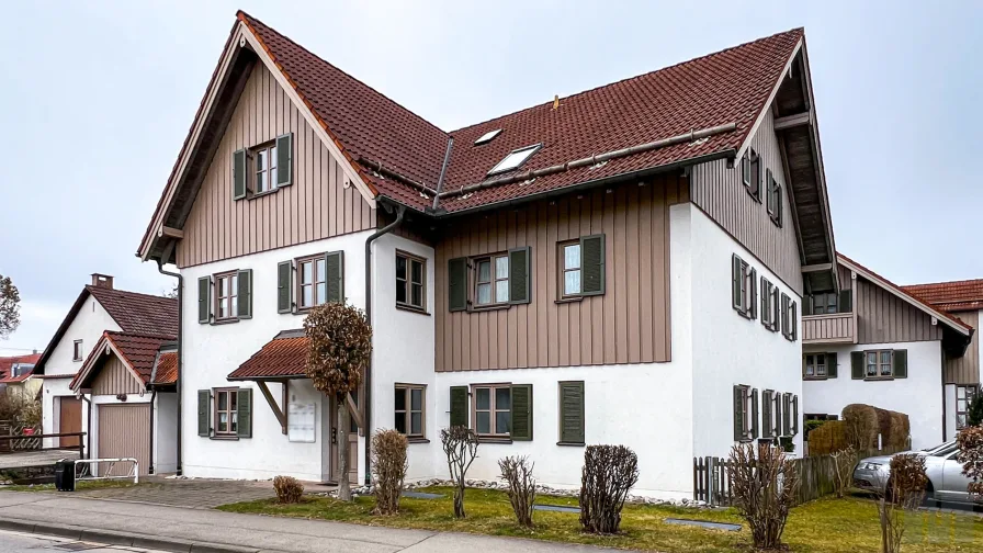 Hausansicht Nord-Ost - Wohnung mieten in Peiting - 2-Zimmer-Dachgeschosswohnung mit Balkon & Einbauküche