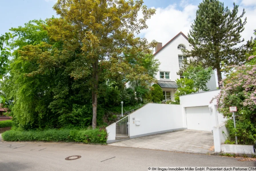 Straßenansicht - Haus kaufen in Reichertshausen - Gepflegte DHH mit Charme und herrlichem Ausblick