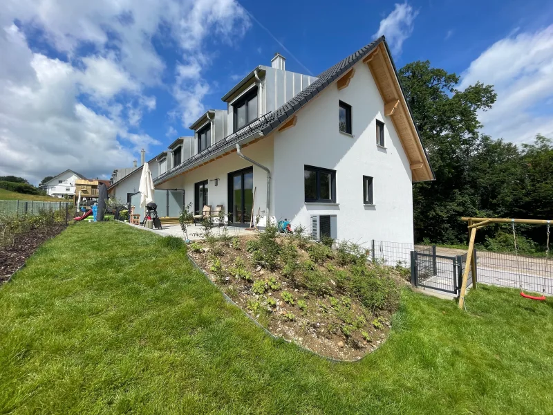 Terrasse mit Garten - Haus mieten in Wörth - Hochwertige Doppelhaushälfte mit Blick ins Grüne in Wifling!