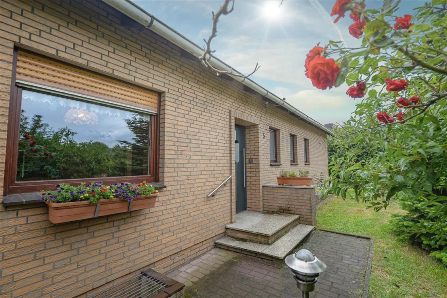 Frontansicht - Haus kaufen in Hemmoor - EINMALIGE GELEGENHEIT! Gemütliches Einfamilienhaus mit Garten - viel Platz zum Leben und Entspannen!