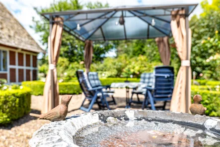 Pavillion im Rosengarte - Haus kaufen in Drochtersen - Einzigartiges Reetdachhaus mit Traumgarten und Nebengebäude!