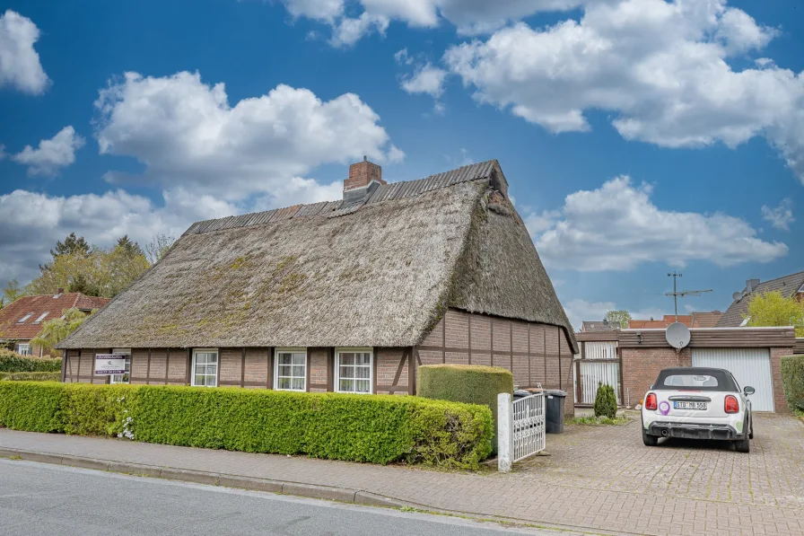 Seitenansicht - Haus kaufen in Hemmoor - Traumhaftes Anwesen mit Garage und Wintergarten