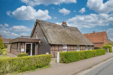 Vorderansicht - Haus kaufen in Hemmoor - Kleines Häuschen mit großem Grundstück und potenziellem Bauplatz