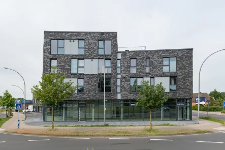 Außenansicht - Laden/Einzelhandel mieten in Stade / Schölisch - Repräsentative Neubaufläche mit Panoramablick an hochfrequentierter Straße! Auch Gastro möglich!