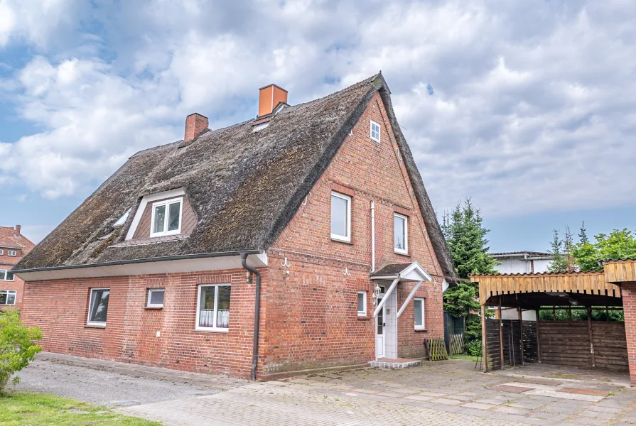 Außenansicht - Haus kaufen in Drochtersen / Assel - Immobilienangebot mit Potenzial: zwei Wohneinheiten und zahlreiche Nutzungsmöglichkeiten!