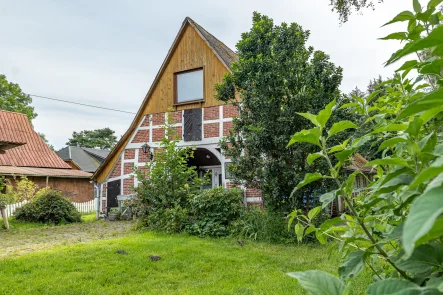 Außenansicht - Haus kaufen in Osten / Schüttdamm - Pferdehaltung möglich! Uriges Fachwerkhaus in idyllischer Lage.