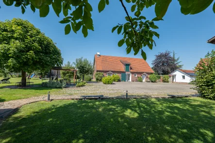 Ferienhof - Haus kaufen in Jork - Charmanter und stets ausgebuchter Ferienhof im Herzen des Alten Landes: mehrere Ferienunterkünfte mit Schwimmteich auf einem paradiesischem Grundstück!