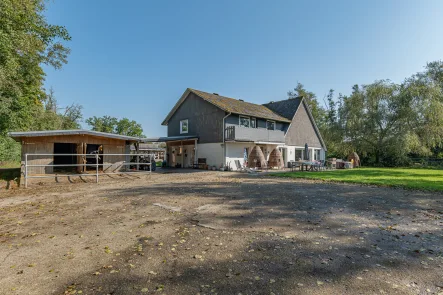 Außenansicht - Haus kaufen in Engelschoff - Pferdeliebhaber aufgepasst! Anwesen mit drei Wohneinheiten und massig Weidefläche.