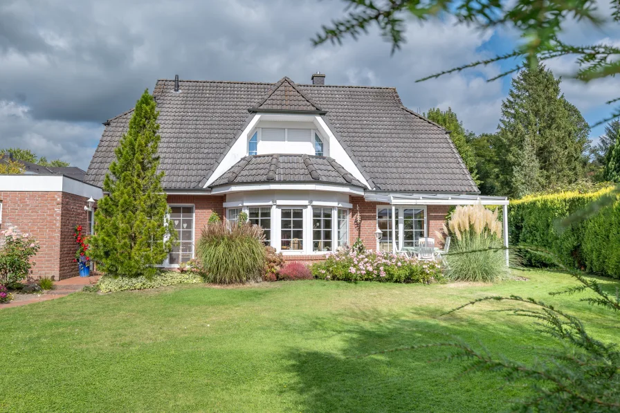 Hinteransicht - Haus kaufen in Bremervörde - Lichtdurchflutetes Traumhaus mit top gepflegtem Garten!