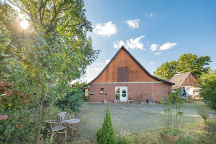 Vorderansicht Haus - Haus kaufen in Armstorf / Dornsode - Charmanter Resthof mit Einliegerwohnung und Platz für Mensch & Tier