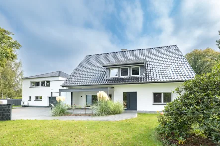 Herzlich Willkommen!! - Haus kaufen in Zeven / Bademühlen - Zwei elegante Wohnhäuser – drei luxuriöse Wohneinheiten für gehobenes Wohnen mit Charakter!