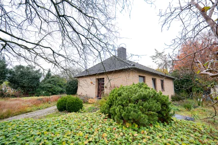 Voderansicht - Haus kaufen in Hechthausen / Am Löhberg - Bungalow in idyllischer Lage am Löhberg – Naturnahes Wohnen mit viel Potenzial!