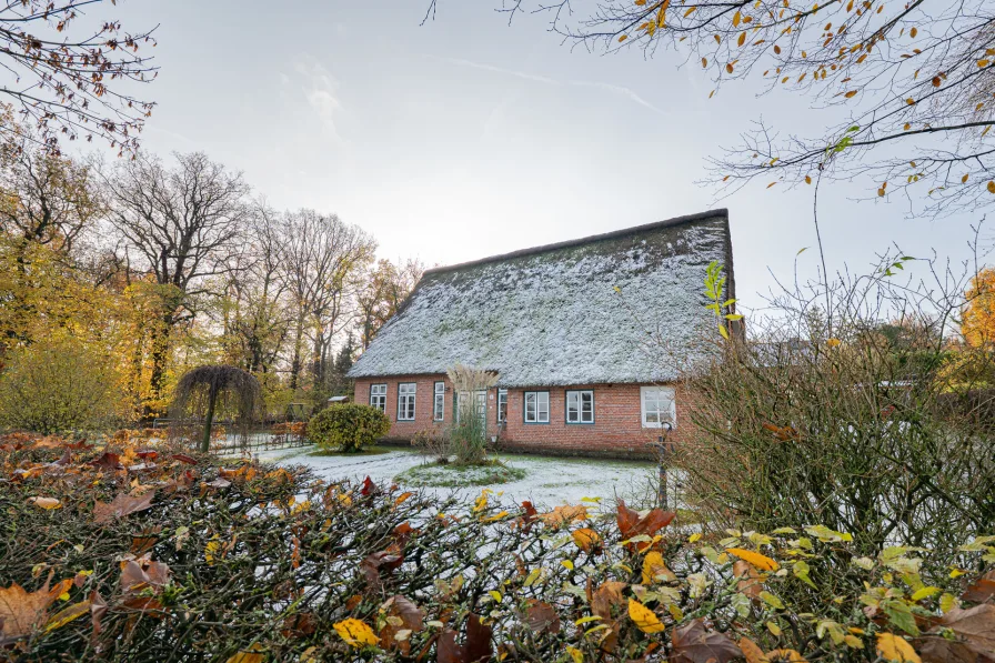 Vorderansicht - Haus kaufen in Hemmoor - Charmantes Fachwerkjuwel mit idyllischem Garten und Weitblick!