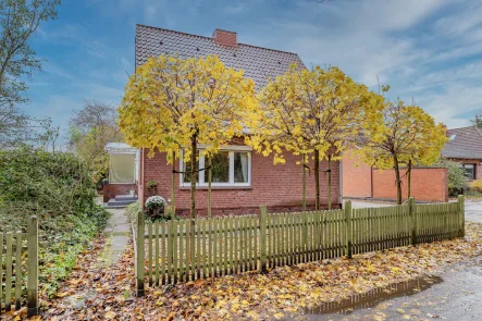 Außenansicht - Haus kaufen in Cadenberge - Attraktive Kapitalanlage. Einfamilienhaus mit großem Grundstück!