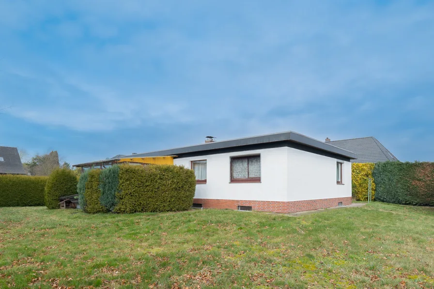 Seitenansicht - Haus kaufen in Drochtersen - Gemütlicher Bungalow mit großzügigem Grundstück und vielseitigem Potenzial