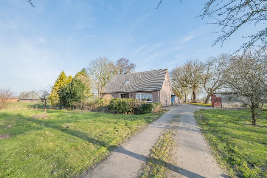 Außenansicht - Haus kaufen in Drochtersen / Hüll - RESERVIERT - Einfamilienhaus mit massig Grundstück in ruhiger Lage! Hier können Sie sich entfalten.