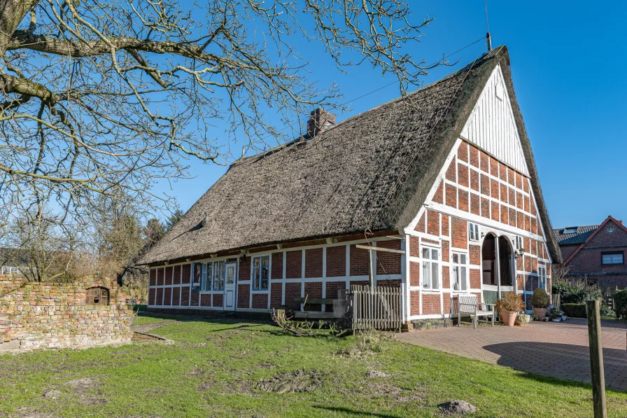 Frontansicht - Haus kaufen in Drochtersen - Märchenhaftes Reetdachhaus, liebevoll restauriert mit traumhaftem Garten!