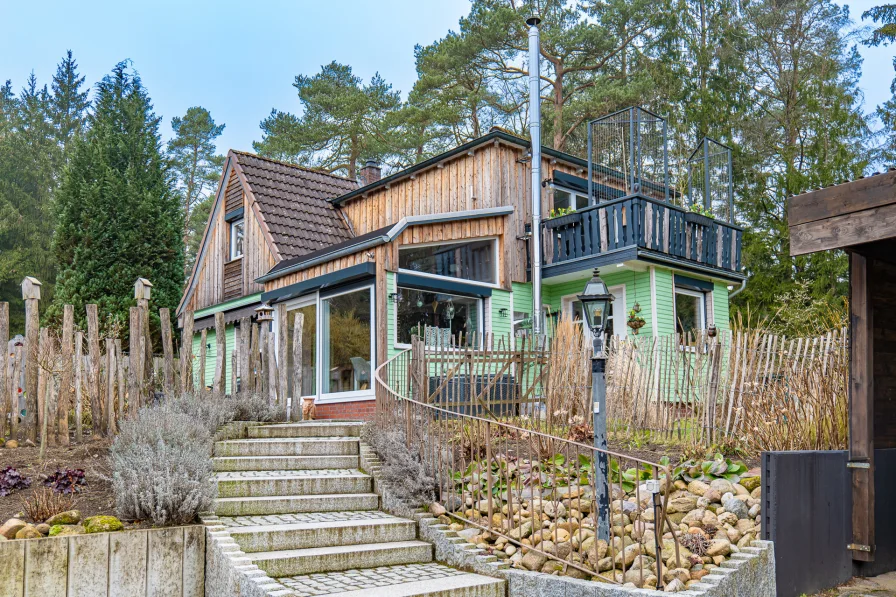 Außenansicht - Haus kaufen in Buchholz in der Nordheide / Holm-Seppensen - Ein Holzhaus zum wohlfühlen! Wohnen wie im Ferienhaus, direkt am Waldrand.