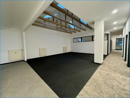 Großraumbüro im Musterbüro - Büro/Praxis mieten in Oberhaching - In erster Reihe mit bester Sichtbarkeit - ca. 1.750 qm Fläche teilbar ab ca. 540 qm