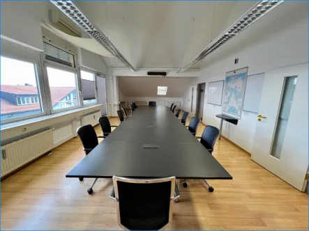 Besprechungszimmer - Büro/Praxis mieten in Oberhaching - Flexible Dachgeschoss-Bürofläche im Herzen von Oberhaching