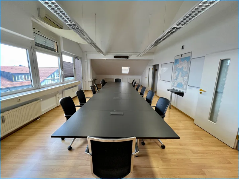 Besprechungszimmer - Büro/Praxis mieten in Oberhaching - Flexible Dachgeschoss-Bürofläche im Herzen von Oberhaching