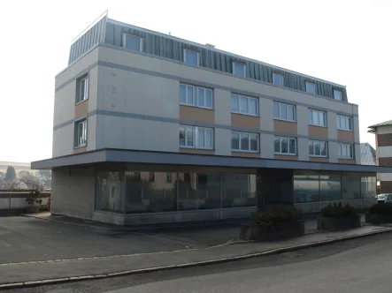 Außenansicht - Laden/Einzelhandel mieten in Issigau - Ladenfläche mit großer Schaufensterfront an befahrener Hauptstraße zu vermieten - provisionsfrei