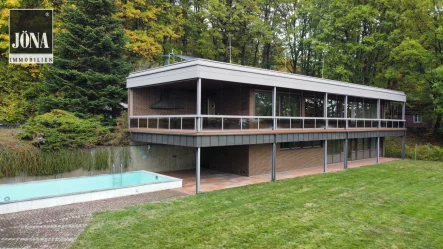 Titelbild - Haus kaufen in Kulmbach - RESERVIERTExklusives Traumhaus in bester Wohnlage - mit Pool und herrlichem Ausblick über die Mainaue