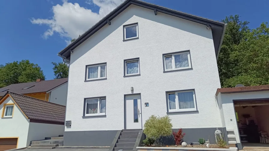  - Haus kaufen in Michelau in Oberfranken / Schwürbitz - RESERVIERT!Effizientes Wohnen für die Zukunft! Energetisch saniertes Zweifamilienhaus mit Wärmepumpe und Photovoltaik