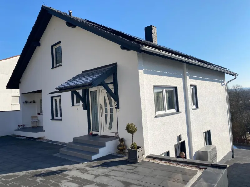  - Haus kaufen in Michelau in Oberfranken / Schwürbitz - Effizientes Wohnen für die Zukunft! Energetisch saniertes Zweifamilienhaus mit Wärmepumpe und Photovoltaik