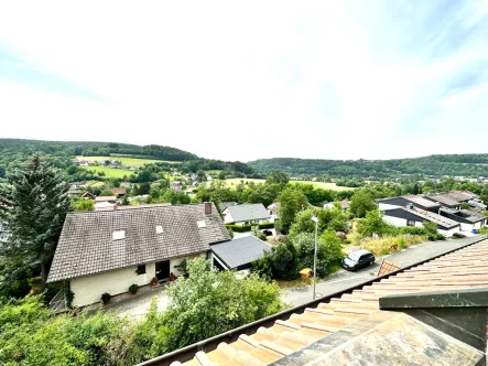  - Wohnung kaufen in Ködnitz / Fölschnitz - RESERVIERT!Unverbaubarer Panoramablick!Großzügige 4-Zimmer-Wohnung im Dachgeschoss vor den Toren Kulmbachs