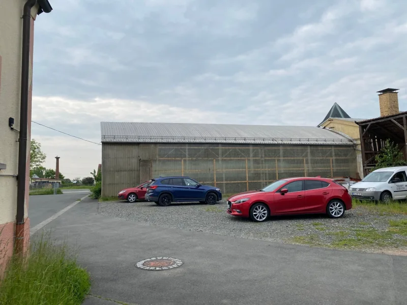 Ansicht Parkplatz - Halle wird abgerissen