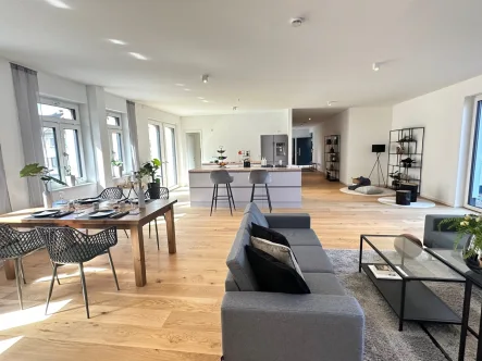  - Wohnung kaufen in Bayreuth - Zentrale und großzügige 3-4 Zimmer-Neubauwohnung in der Innenstadt von Bayreuth mit Blick auf Stadtkirche