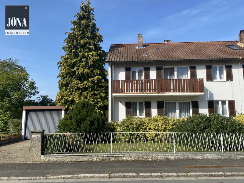  - Haus kaufen in Kulmbach - Doppelhaushälfte mit Charme!Zwei Wohneinheiten in ruhiger Lage mit pflegeleichtem Garten
