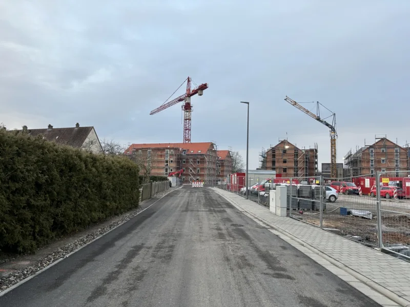 Zufahrt neue erschlossene Straße mit neuem Kanalanschluss