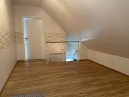 Durchgangszimmer im Spitzboden